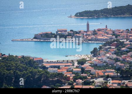 Croatie, comté de Primorje-Gorski Kotar, vue surélevée sur la ville de Rab, île de Rab Banque D'Images