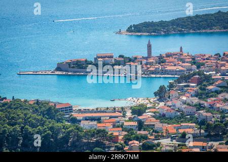 Croatie, comté de Primorje-Gorski Kotar, vue surélevée sur la ville de Rab, île de Rab Banque D'Images