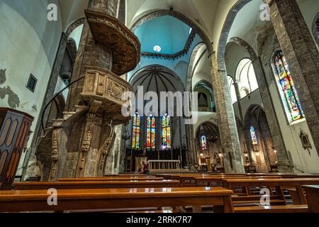 La nef centrale de la cathédrale de San Francesco à Ascoli. Au premier plan, la chaire en travertin. Ascoli Piceno, région des Marches, Italie, Europe Banque D'Images