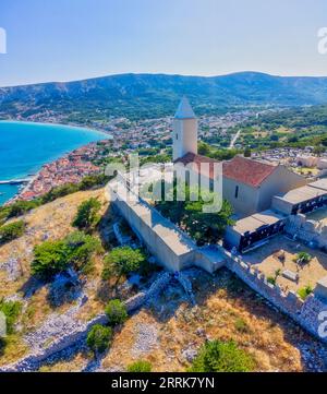 Croatie, baie de Kvarner, comté de Primorje Gorski Kotar, île de Krk, église Sveti Ivan (église de St. Ivan) à Baska Banque D'Images