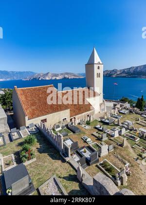 Croatie, baie de Kvarner, comté de Primorje Gorski Kotar, île de Krk, église Sveti Ivan (église de St. Ivan) à Baska Banque D'Images