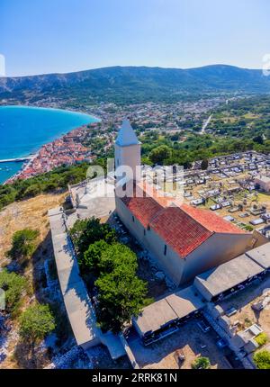 Croatie, baie de Kvarner, comté de Primorje Gorski Kotar, île de Krk, église Sveti Ivan (église de St. Ivan) à Baska Banque D'Images