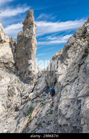 Italie, Vénétie, province de Belluno, San Nicolò di Comelico, spectaculaire flèche rocheuse le long de la via ferrata d'Ambros sur la crête de Pitturina, Alpes carniques frontière entre l'Italie et l'Autriche Banque D'Images