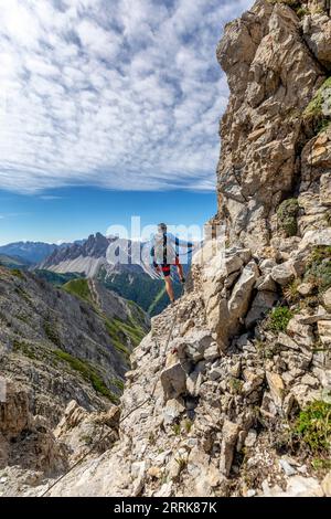 Italie, Vénétie, province de Belluno, San Nicolò di Comelico, jeunes randonneurs grimpent le long de la via ferrata d'Ambros sur la crête de Pitturina, frontière des Alpes carniques entre l'Italie et l'Autriche Banque D'Images