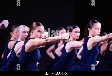 220824 -- SYDNEY, le 24 août 2022 -- des danseurs de la Sydney Dance Company se produisent lors d'un échange culturel à Sydney, en Australie, le 23 août 2022. POUR ALLER AVEC feature : quand les arts martiaux chinois, la danse contemporaine occidentale convergent photo par /Xinhua AUSTRALIE-SYDNEY-ARTS MARTIAUX CHINOIS-DANSE HuxJingchen PUBLICATIONxNOTxINxCHN Banque D'Images