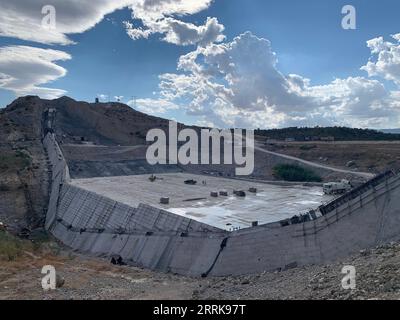 220825 -- EL KEF, 25 août 2022 -- la photo prise le 22 août 2022 montre le chantier du barrage de Mellegue dans la province du Kef, au nord-ouest de la Tunisie. En mai 2016, la société chinoise de construction d électricité Sinohydro a remporté l offre de construction d un nouveau barrage sur la rivière pour remplacer l ancien. Le barrage de Mellegua devrait être achevé en septembre 2023. Avec une capacité maximale de 305 millions de mètres cubes d’eau, il jouera un rôle important dans la protection de l’environnement écologique en Tunisie. TO GO WITH : Feature : une entreprise chinoise construit un barrage pour stimuler le développement économique et social de la Tunisie Banque D'Images