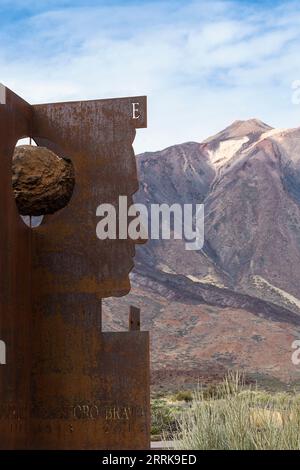 Tenerife, îles Canaries, parc national Pico del Teide, sculpture, début du sentier de randonnée au sommet 'Telesforo Bravo', derrière lui le sommet distant Banque D'Images