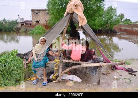 220825 -- TANDO ALLAHYAR, 25 août 2022 -- des personnes touchées par les inondations sont assises à l'intérieur d'une tente de fortune dans une zone touchée par les inondations dans le district de Tando Allahyar, dans la province du Sindh, au sud du Pakistan, le 25 août 2022. Pas moins de 903 personnes ont été tuées, près de 1 300 blessées et des milliers sont restées sans abri alors que les fortes pluies de mousson et les crues soudaines ont continué à faire des ravages au Pakistan depuis la mi-juin, a déclaré mercredi l'Autorité nationale de gestion des catastrophes NDMA. Str/Xinhua PAKISTAN-TANDO ALLAHYAR-INONDATIONS Stringer PUBLICATIONxNOTxINxCHN Banque D'Images