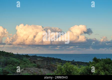 Tenerife, Îles Canaries, Côte Nord, vue sur l'océan Atlantique, Cumulus Cloud, Cumulus, ambiance du soir Banque D'Images