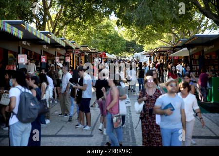 220826 -- LISBONNE, 26 août 2022 -- visite de la 92e Foire du livre de Lisbonne au Parque Eduardo VII à Lisbonne, Portugal, le 25 août 2022. Le 92e salon du livre de Lisbonne a débuté au Parque Eduardo VII de Lisbonne le 25 août et se déroulera jusqu’au 11 septembre. Photo de /Xinhua PORTUGAL-LISBON-BOOK FAIR PedroxFiuza PUBLICATIONxNOTxINxCHN Banque D'Images