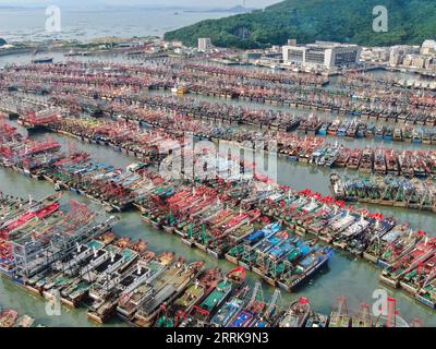 220824 -- YANGJIANG, 24 août 2022 -- sur cette photo aérienne, des bateaux de pêche sont retournés à un port pour se réfugier dans la ville de Yangjiang, dans la province du Guangdong, dans le sud de la Chine, le 24 août 2022. La Chine a activé mercredi une réponse d’urgence de niveau IV à d’éventuelles catastrophes géologiques déclenchées par le typhon Ma-on, selon le ministère des Ressources naturelles. Le typhon Ma-On, le neuvième typhon de l'année, devrait toucher terre sur la côte de la province du Guangdong pendant la journée de jeudi, apportant des pluies torrentielles dans le sud du pays. CHINE-GUANGDONG-TYPHOON-MA-ON CN DENGXHUA PUBLICATI Banque D'Images