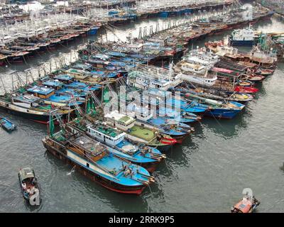 220824 -- YANGJIANG, 24 août 2022 -- sur cette photo aérienne, des bateaux de pêche sont retournés à un port pour se réfugier dans la ville de Yangjiang, dans la province du Guangdong, dans le sud de la Chine, le 24 août 2022. La Chine a activé mercredi une réponse d’urgence de niveau IV à d’éventuelles catastrophes géologiques déclenchées par le typhon Ma-on, selon le ministère des Ressources naturelles. Le typhon Ma-On, le neuvième typhon de l'année, devrait toucher terre sur la côte de la province du Guangdong pendant la journée de jeudi, apportant des pluies torrentielles dans le sud du pays. CHINE-GUANGDONG-TYPHOON-MA-ON CN DENGXHUA PUBLICATI Banque D'Images