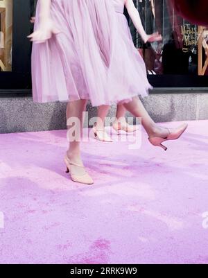 Femmes dansant sur tapis rose, New York City, Manhattan, USA, Amérique, Banque D'Images