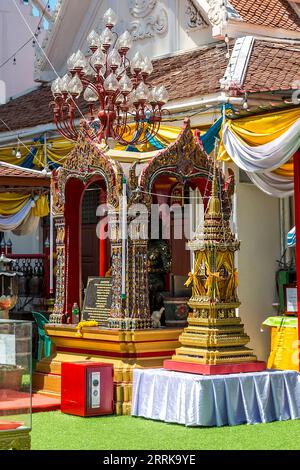 Pavillon orné avec statue de Bouddha, Wat Intharawihan, Bangkok, Thaïlande, Asie Banque D'Images