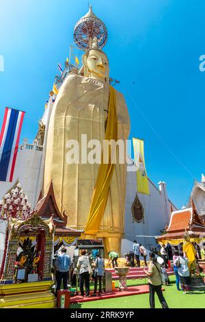 Luang Pho Tho, statue de Bouddha de 32 m de haut, Wat Intharawihan, Bangkok, Thaïlande, Asie Banque D'Images