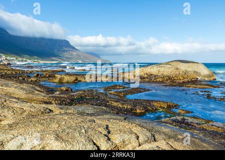 Afrique du Sud, le Cap, camps Bay, rochers sur la plage, chaîne de montagnes 12 Apôtres en arrière-plan, Banque D'Images