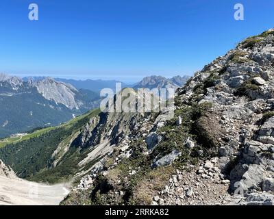 Vue panoramique de Seefelder Höhenweg à Seefelder Spitze et Rosshütte, Reither Spitze, Karwendelgebirge, soleil, montagnes, nature, activité, Tirols Hochplateau, Seefeld, Tyrol, Autriche Banque D'Images