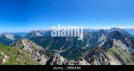 Vue panoramique de Reither Spitze à Karwendel, Seefelder Höhenweg, Seefelder Spitze, Rosshütte, Karwendelgebirge, Mittenwald, soleil, montagnes, nature, activité, Tirols Hochplateau, Seefeld, Tyrol, Autriche Banque D'Images