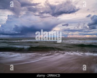 Promenade sur la plage sur l'isthme de Courlande dans les États baltes, Lituanie, Banque D'Images