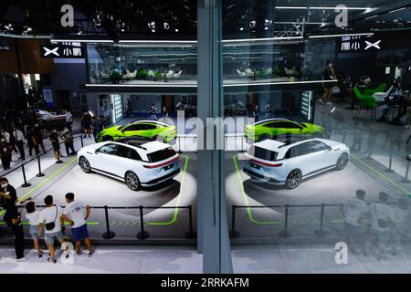 220828 -- CHENGDU, 28 août 2022 -- les visiteurs voient des voitures de XPENG Motors au salon automobile de Chengdu 2022 à Chengdu, capitale de la province du Sichuan du sud-ouest de la Chine, le 26 août 2022. Le salon de l'automobile, avec la participation de quelque 1 600 voitures de plus de 100 marques du pays et de l'étranger, a débuté ici vendredi. CHINE-SICHUAN-CHENGDU-NOUVELLE ÉNERGIE VEHICLESCN SHENXBOHAN PUBLICATIONXNOTXINXCHN Banque D'Images