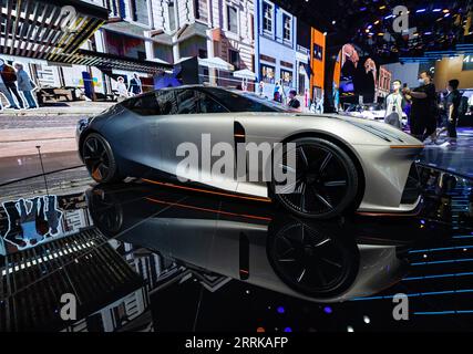 220828 -- CHENGDU, 28 août 2022 -- les visiteurs voient un concept car Lynk & Co au salon automobile de Chengdu 2022 à Chengdu, capitale de la province du Sichuan du sud-ouest de la Chine, le 26 août 2022. Le salon de l'automobile, avec la participation de quelque 1 600 voitures de plus de 100 marques du pays et de l'étranger, a débuté ici vendredi. CHINE-SICHUAN-CHENGDU-NOUVELLE ÉNERGIE VEHICLESCN SHENXBOHAN PUBLICATIONXNOTXINXCHN Banque D'Images