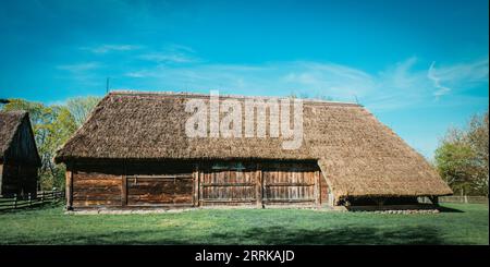 Ancienne grange rurale en bois avec toit de chaume dans la ferme Banque D'Images