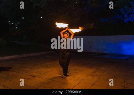 220828 -- VLADIVOSTOK, 28 août 2022 -- Un artiste de rue se produit avec des flammes à Vladivostok, Russie, le 27 août 2022. Photo de /Xinhua RUSSIA-VLADIVOSTOK-FIRE-PERFORMANCE GuoxFeizhou PUBLICATIONxNOTxINxCHN Banque D'Images