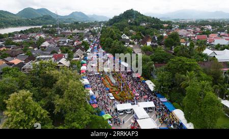 220828 -- VIENTIANE, 28 août 2022 -- une photo aérienne prise le 25 août 2022 montre une vue de Luang Prabang au Laos. La province de Luang Prabang, à quelque 220 km au nord de Vientiane, la capitale du Laos, est l'une des provinces les plus connues du Laos et est une attraction touristique de premier plan en raison de ses vieux temples, attractions pittoresques et paysages ruraux. Luang Prabang a été inscrite par l'UNESCO comme patrimoine mondial de l'UNESCO en 1995. Photo de /Xinhua LAOS-LUANG PRABANG-VIE QUOTIDIENNE KaikeoxSaiyasane PUBLICATIONxNOTxINxCHN Banque D'Images