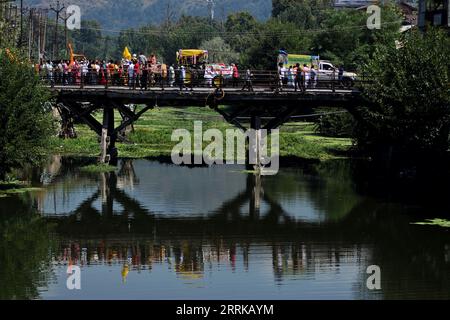 Srinagar, Inde. 07 septembre 2023. Un petit groupe d'hindous cachemiris font une procession sur le pont pour marquer 'Krishna Janmashtami' à Srinagar, Cachemire contrôlé par les Indiens, jeudi septembre. 07, 2023 Krishna Janmashtami, marque l'anniversaire du dieu hindou Krishna. (Photo de Mubashir Hassan/Pacific Press/Sipa USA) crédit : SIPA USA/Alamy Live News Banque D'Images