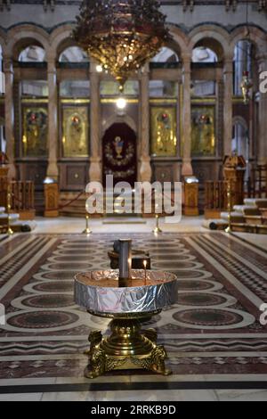 Une grande église avec des caractéristiques architecturales frappantes telles que des colonnes et des murs ornés, et de grandes statues dorées Banque D'Images