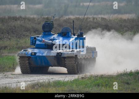 220828 -- MOSCOU, le 28 août 2022 -- l'équipe chinoise participe aux Jeux internationaux de l'armée 2022 sur le terrain d'entraînement d'Alabino dans l'oblast de Moscou, en Russie, le 27 août 2022. La cérémonie de clôture des Jeux militaires internationaux 2022 a eu lieu samedi au parc patriotique patriotique patriotique patriotique patriote dans l'oblast de Moscou. La finale du biathlon char a eu lieu sur le terrain d'entraînement d'Alabino samedi après-midi. L'équipe chinoise s'est classée deuxième dans cette compétition. Photo par /Xinhua RUSSIE-MOSCOU-JEUX MILITAIRES INTERNATIONAUX 2022-FERMETURE AlexanderxZemlianichenkoxJr PUBLICATIONxNOTxINxCHN Banque D'Images