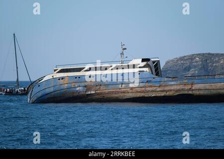 220829 -- GOZO MALTE, 29 août 2022 -- une photo prise le 29 août 2022 montre un pétrolier sabordé à Gozo, Malte. Un pétrolier lourd de 60 mètres de large et de 855 tonnes a été sabordé au large de l’île de Gozo lundi. Il commencera sa nouvelle vie en tant que récif artificiel pour attirer les plongeurs locaux et étrangers. Le pétrolier s'est échoué sur la côte de Malte en février 2018 et a été retiré du service après avoir été trouvé que la réparation était trop coûteuse, selon les médias maltais. Photo de /Xinhua MALTA-GOZO-PÉTROLIER-SABORDÉ-SITE DE PLONGÉE JonathanxBorg PUBLICATIONxNOTxINxCHN Banque D'Images