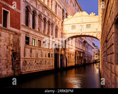 Vue sur le Rio di Palazzo au Pont des Soupirs, Venise, Banque D'Images