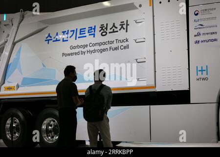 220831 -- GOYANG, 31 août 2022 -- les visiteurs regardent un camion compacteur d'ordures alimenté par pile à combustible hydrogène au salon H2 MEET Hydrogen Technology innovation à Goyang, Corée du Sud, le 31 août 2022. CORÉE DU SUD-GOYANG-HYDROGÈNE-TECHNOLOGIE-EXPOSITION WANGXYILIANG PUBLICATIONXNOTXINXCHN Banque D'Images