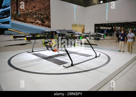 220831 -- GOYANG, 31 août 2022 -- les visiteurs regardent un drone alimenté par pile à combustible hydrogène au salon H2 MEET Hydrogen Technology innovation à Goyang, Corée du Sud, le 31 août 2022. CORÉE DU SUD-GOYANG-HYDROGÈNE-TECHNOLOGIE-EXPOSITION WANGXYILIANG PUBLICATIONXNOTXINXCHN Banque D'Images