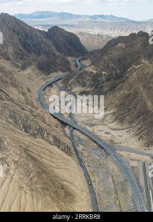 220831 -- URUMQI, 31 août 2022 -- une photo aérienne prise le 6 août 2022 montre une section de l'autoroute Yetimbulak-Ruoqiang dans le comté de Ruoqiang, dans le nord-ouest de la Chine, dans la région autonome ouygur du Xinjiang. Une nouvelle voie express qui relie la région autonome ouïgoure du Xinjiang au nord-ouest de la Chine a été ouverte à la circulation mardi. Il devrait faciliter davantage les déplacements des résidents de la région intérieure et stimuler le développement de haute qualité de l économie locale. S'étendant sur environ 300 kilomètres, la voie express, reliant le canton de Yetimbulak et le comté de Ruoqiang, est une partie importante de la voie express du pays Banque D'Images