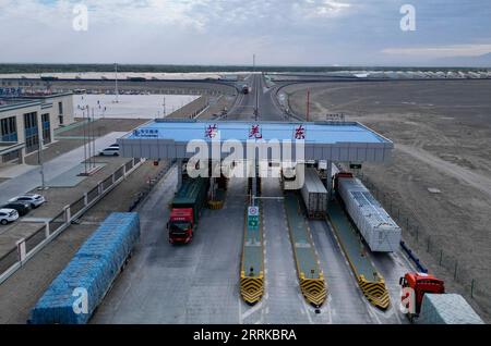 220831 -- URUMQI, 31 août 2022 -- une photo aérienne prise le 30 août 2022 montre des véhicules circulant à travers un péage de la voie express Yetimbulak-Ruoqiang dans la région autonome ouygur du Xinjiang du nord-ouest de la Chine. Une nouvelle voie express qui relie la région autonome ouïgoure du Xinjiang au nord-ouest de la Chine a été ouverte à la circulation mardi. Il devrait faciliter davantage les déplacements des résidents de la région intérieure et stimuler le développement de haute qualité de l économie locale. S'étendant sur environ 300 kilomètres, la voie express, reliant Yetimbulak Township et Ruoqiang County, est une partie importante du pays s e Banque D'Images