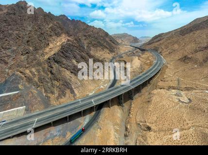 220831 -- URUMQI, 31 août 2022 -- une photo aérienne prise le 9 mai 2022 montre une section de l'autoroute Yetimbulak-Ruoqiang dans le comté de Ruoqiang, dans le nord-ouest de la Chine, dans la région autonome ouygur du Xinjiang. Une nouvelle voie express qui relie la région autonome ouïgoure du Xinjiang au nord-ouest de la Chine a été ouverte à la circulation mardi. Il devrait faciliter davantage les déplacements des résidents de la région intérieure et stimuler le développement de haute qualité de l économie locale. S'étendant sur environ 300 kilomètres, la voie express, reliant le canton de Yetimbulak et le comté de Ruoqiang, est une partie importante du réseau express du pays Banque D'Images