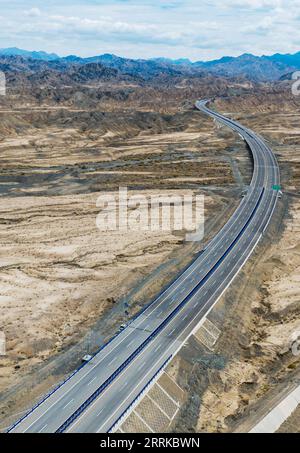 220831 -- URUMQI, 31 août 2022 -- une photo aérienne prise le 6 août 2022 montre une section de l'autoroute Yetimbulak-Ruoqiang dans le comté de Ruoqiang, dans le nord-ouest de la Chine, dans la région autonome ouygur du Xinjiang. Une nouvelle voie express qui relie la région autonome ouïgoure du Xinjiang au nord-ouest de la Chine a été ouverte à la circulation mardi. Il devrait faciliter davantage les déplacements des résidents de la région intérieure et stimuler le développement de haute qualité de l économie locale. S'étendant sur environ 300 kilomètres, la voie express, reliant le canton de Yetimbulak et le comté de Ruoqiang, est une partie importante de la voie express du pays Banque D'Images