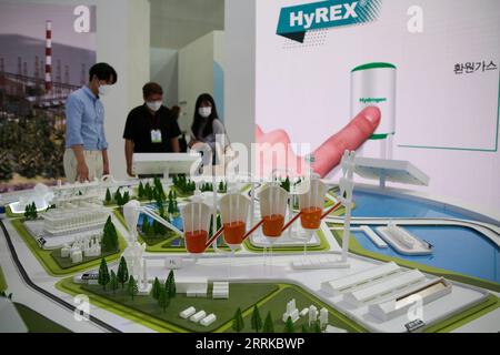 220831 -- GOYANG, 31 août 2022 -- les gens visitent l'exposition H2 MEET l'innovation technologique de l'hydrogène à Goyang, Corée du Sud, 31 août 2022. CORÉE DU SUD-GOYANG-HYDROGÈNE-TECHNOLOGIE-EXPOSITION WANGXYILIANG PUBLICATIONXNOTXINXCHN Banque D'Images