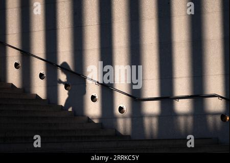 Berlin, Allemagne. 08 septembre 2023. L'ombre d'une femme tombe à travers la lumière du soleil sur un mur à l'entrée du musée de Pergame. Crédit : Sebastian Gollnow/dpa/Alamy Live News Banque D'Images