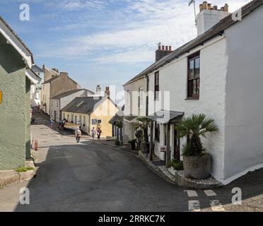 Cawsand Square dans le sud-est de Cornwall sur la péninsule rame souvent négligée. Au loin, une équipe donne entretien au bateau de concert Maker Wave. Banque D'Images