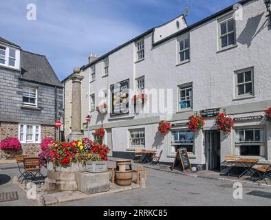 Cawsand Square dans le sud-est de Cornwall sur la péninsule rame souvent négligée. Le Cross Keys Inn récemment réouvert avec des paniers floraux. Banque D'Images