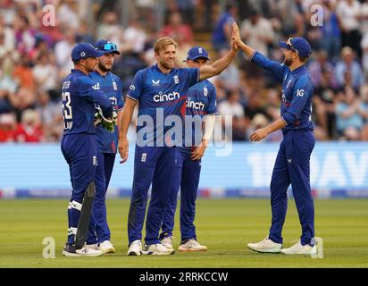 L'Anglais David Willey (au centre) célèbre avoir pris le guichet du néo-zélandais Henry Nicholls lors du premier match international d'une journée à Sophia Gardens, Cardiff. Date de la photo : Vendredi 8 septembre 2023. Banque D'Images