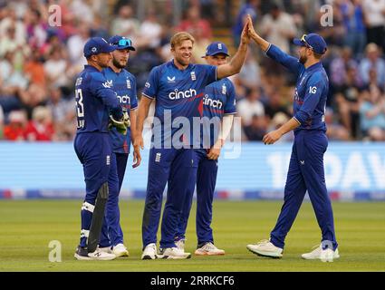 L'Anglais David Willey (au centre) célèbre avoir pris le guichet du néo-zélandais Henry Nicholls lors du premier match international d'une journée à Sophia Gardens, Cardiff. Date de la photo : Vendredi 8 septembre 2023. Banque D'Images