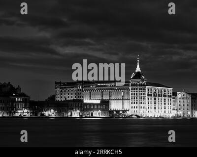 Vue sur le lagon jusqu'au Hilton Molino Stucky Venice, Banque D'Images