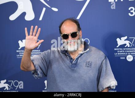 220902 -- VENISE, le 2 septembre 2022 -- le réalisateur Luca Guadagnino assiste à un photocall pour le film Bones et tout au long du 79e Festival International du film de Venise à Venise, Italie, le 2 septembre 2022. ITALIE-VENISE-79E VENISE INT L FILM FESTIVAL JINXMAMENGNI PUBLICATIONXNOTXINXCHN Banque D'Images