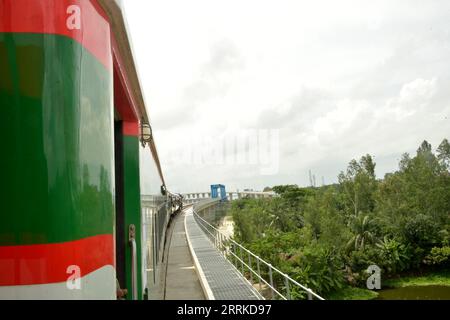 (230908) -- DHAKA, 8 septembre 2023 (Xinhua) -- Un train est photographié lors d'un parcours d'essai le long de la ligne ferroviaire MEGA Belt and Road Initiative (BRI) nouvellement construite via le plus grand pont Padma du Bangladesh construit en Chine à Dhaka, Bangladesh, le 7 septembre 2023. Un méga chemin de fer via le plus grand pont Padma du Bangladesh construit en Chine est prêt pour l'inauguration le mois prochain, ont rapporté les médias locaux. Avec les autocars de passagers de fabrication chinoise, le gouvernement bangladais a lancé jeudi le premier train sur une grande partie de la ligne ferroviaire nouvellement construite de la BRI à travers le pont Padma. POUR ALLER AVEC 'Roundup : BRI Railway v Banque D'Images