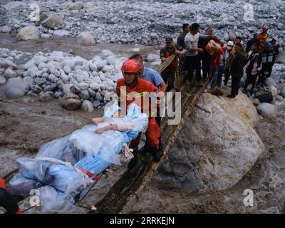 220905 -- LUDING, 5 septembre 2022 -- des sauveteurs transfèrent des survivants dans la ville de Moxi, dans le comté de Luding, dans le sud-ouest de la Chine, province du Sichuan, 5 septembre 2022. Un tremblement de terre de magnitude 6,8 a secoué lundi la province du Sichuan du sud-ouest de la Chine, faisant au moins 21 morts et plus de 30 blessés, causant des dommages aux infrastructures, telles que l approvisionnement en eau et en électricité, les transports et les télécommunications. Photo de /Xinhua CHINA-SICHUAN-EARTHQUAKE CN ChengxXueli PUBLICATIONxNOTxINxCHN Banque D'Images