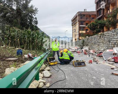 220905 -- LUDING, 5 septembre 2022 -- des membres du personnel de China Mobile réparent les câbles endommagés dans la ville de Moxi, dans le comté de Luding, dans le sud-ouest de la Chine, province du Sichuan, le 5 septembre 2022. Un tremblement de terre de magnitude 6,8 a secoué lundi la province du Sichuan du sud-ouest de la Chine, faisant au moins 21 morts et plus de 30 blessés, causant des dommages aux infrastructures, telles que l approvisionnement en eau et en électricité, les transports et les télécommunications. Photo de /Xinhua CHINA-SICHUAN-EARTHQUAKE CN DengxKui PUBLICATIONxNOTxINxCHN Banque D'Images